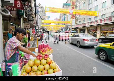 CHINATOWN, BANGKOK, THAILAND-SEPTEMBER 25, 2016:street Essen bei Yaowarat Road. Yaowarat Road ist verschiedenen Produkten wie Suppen, gold Shop. Restauran Stockfoto