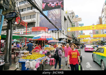 CHINATOWN, BANGKOK, THAILAND-SEPTEMBER 25, 2016:street Essen bei Yaowarat Road. Yaowarat Road ist verschiedenen Produkten wie Suppen, gold Shop. Restauran Stockfoto