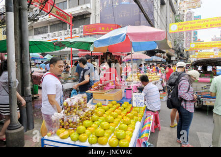 CHINATOWN, BANGKOK, THAILAND-SEPTEMBER 25, 2016:street Essen bei Yaowarat Road. Yaowarat Road ist verschiedenen Produkten wie Suppen, gold Shop. Restauran Stockfoto