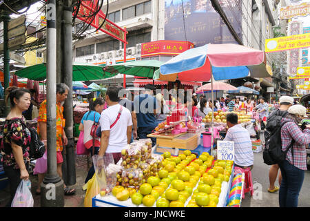 CHINATOWN, BANGKOK, THAILAND-SEPTEMBER 25, 2016:street Essen bei Yaowarat Road. Yaowarat Road ist verschiedenen Produkten wie Suppen, gold Shop. Restauran Stockfoto