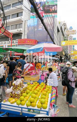 CHINATOWN, BANGKOK, THAILAND-SEPTEMBER 25, 2016:street Essen bei Yaowarat Road. Yaowarat Road ist verschiedenen Produkten wie Suppen, gold Shop. Restauran Stockfoto