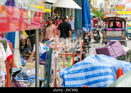 CHINATOWN, BANGKOK, THAILAND-SEPTEMBER 25, 2016:street Essen bei Yaowarat Road. Yaowarat Road ist verschiedenen Produkten wie Suppen, gold Shop. Restauran Stockfoto