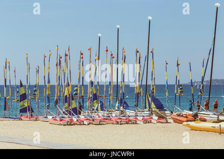 Viele Segelboote am Strand in einer kleinen spanischen Stadt Palamos (Spanien, Costa Brava), 27. Juli 2017, Spanien Stockfoto