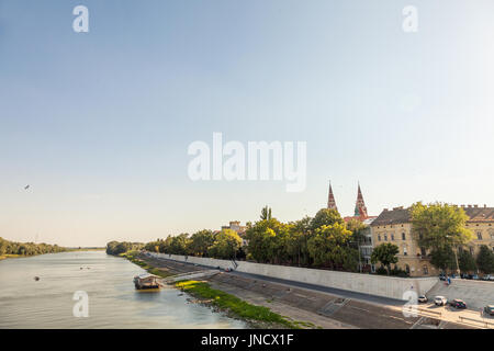 Szeged Stadtzentrum entfernt, mit einem Highlight auf Szeged Kathedrale gesehen ins Licht während des Sonnenuntergangs im Sommer Bild von der Stadt Zentrum von Szeged, mit der Stockfoto