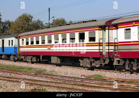 CHIANG MAI, THAILAND - 19. Oktober 2007: Passagier Auto Zug No52. Zug nach Bangkok von Chiangmai. Foto am Bahnhof von Chiang Mai. Stockfoto