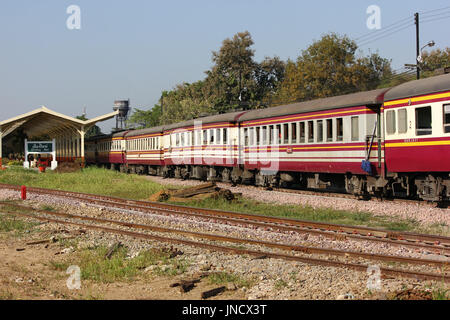 CHIANG MAI, THAILAND - 19. Oktober 2007: Passagier Auto Zug No52. Zug nach Bangkok von Chiangmai. Foto am Bahnhof von Chiang Mai. Stockfoto