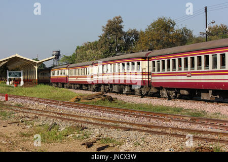 CHIANG MAI, THAILAND - 19. Oktober 2007: Passagier Auto Zug No52. Zug nach Bangkok von Chiangmai. Foto am Bahnhof von Chiang Mai. Stockfoto