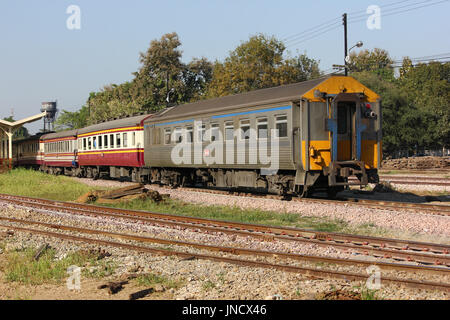 CHIANG MAI, THAILAND - 19. Oktober 2007: Passagier Auto Zug No52. Zug nach Bangkok von Chiangmai. Foto am Bahnhof von Chiang Mai. Stockfoto