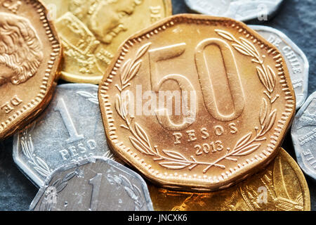 Extreme Nahaufnahme Bild chilenischer Peso-Münzen, geringe Schärfentiefe. Stockfoto