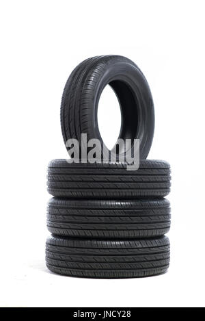 Haufen von ungenutzten Autoreifen isoliert auf weißem Hintergrund. Reifenservice oder Shop Werbung Stockfoto
