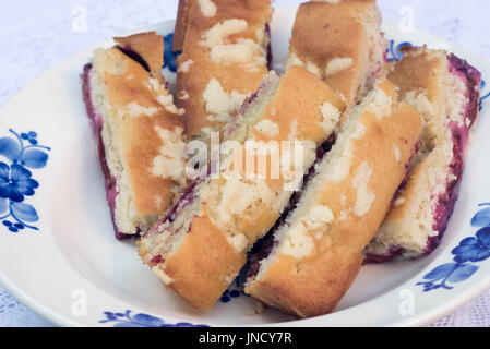 Hefekuchen mit Pflaumen auf Platte Stockfoto