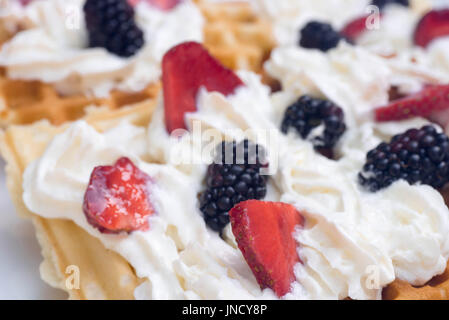 Waffeln mit Beeren und Sahne closeup Stockfoto