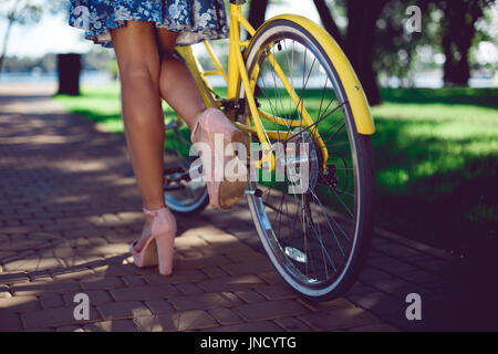 Nahaufnahme des weiblichen Beine im Sommer Stiefel und gelb Retro-Rad Stockfoto