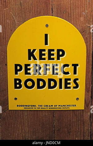 I Keep Perfect Boddies Pub Beer Schild, Boddingtons Mancunian Brewery, Strangeways, England, UK Stockfoto