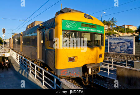 Lissabon, PORTUGAL - 12. Juni 2013: S-Bahn-Zug kommt in Oeiras Train Station, Großraum Lissabon, Portugal. Es ist ein Teil von Lissabon-Cascais ra Stockfoto