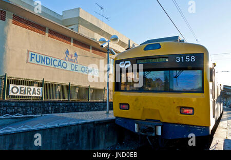 Lissabon, PORTUGAL - 12. Juni 2013: S-Bahn-Zug kommt in Oeiras Train Station, Großraum Lissabon, Portugal. Es ist ein Teil von Lissabon-Cascais ra Stockfoto