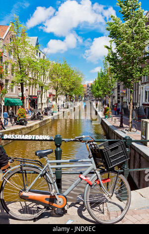 AMSTERDAM, Niederlande - 23. Juni 2013: Belebte Straße (Oudezijds Achterburgwal) im Herzen der Rotlichtviertel in Amsterdam, Niederlande. Her ansehen Stockfoto