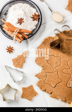 Weihnachten backen. Ingwer Teig für Lebkuchen, Lebkuchenmänner, Sterne, Weihnachtsbäume, rolling Pin, Gewürze (Zimt und Anis), Mehl. Auf der Startseite Stockfoto