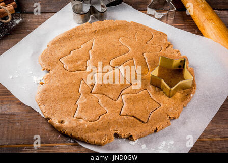 Weihnachten backen. Ingwer Teig für Lebkuchen, Lebkuchenmänner, Sterne, Weihnachtsbäume, rolling Pin, Gewürze (Zimt und Anis), Mehl. Auf der Startseite Stockfoto