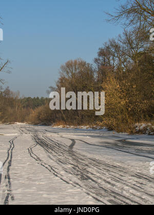 Spuren von Skifahren auf dem zugefrorenen Fluss swider in Altlengbach Stockfoto