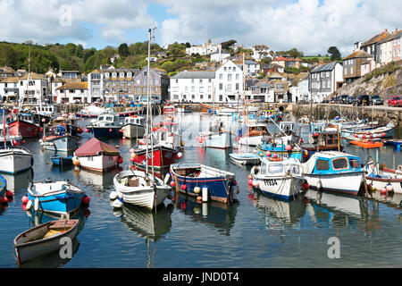 Angelboote/Fischerboote im Hafen von Mevagissey, Cornwall, England, Großbritannien, uk. Stockfoto