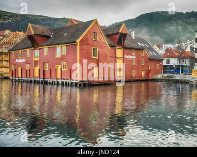 Bergen, Norwegen - 11.Februar, 2017Colorful Häuser auf Stelzen am Ufer des Fjords in Bergen Stockfoto