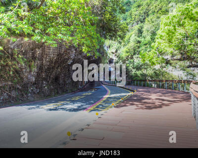 Die Straße entlang einer taroko Park in Taiwan Stockfoto