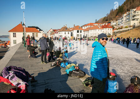 Bergen, Norwegen - 11. Februar 2017: Menschen in bunten Kleidern auf der Eisbahn in der Nähe der Bergspitze in Bergen. Stockfoto