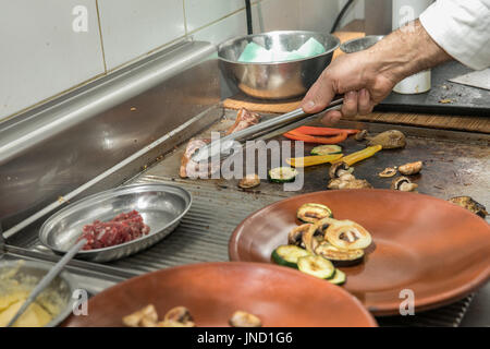 Vorbereiten der chilenischen Mahlzeit in den chilenischen Restaurant in Polen. Stockfoto