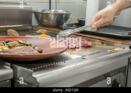 Vorbereiten der chilenischen Mahlzeit in den chilenischen Restaurant in Polen. Stockfoto