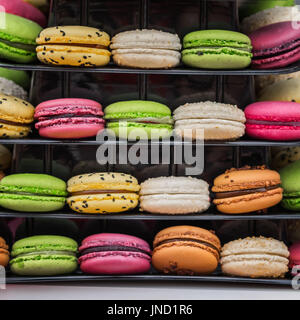 Close-up-Reihe von bunten leckere Macarons, Französisch süßes Gebäck aus Mandelmehl, Lieblings süßes Dessert Stockfoto