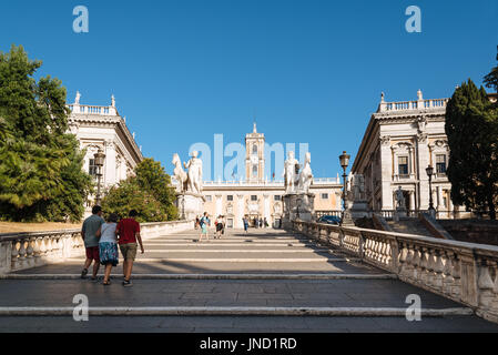 Rom, Italien - 20. August 2016: Ansicht der Cordonata Capitolina, führt vom Piazza d'Aracoeli zum Piazza del Campidoglio, von Michelangelo entworfene eine Sonne Stockfoto