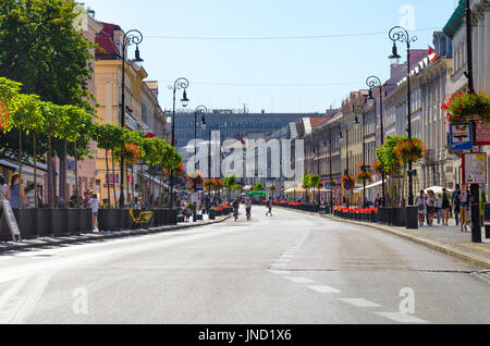 Warschau, Polen - 27. August 2016: Nowy Swiat Strasse in der Warschauer Innenstadt. Straße hat eine Menge von Restaurants und Straßencafés, die dieses Straße machen Stockfoto