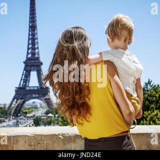 Spaß Zeit in der Nähe der Welt berühmte Sehenswürdigkeit in Paris. Gesehen von hinten Mutter und Kind Blick auf Eiffelturm vor Eiffelturm Stockfoto
