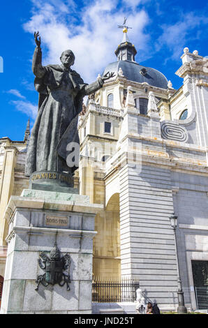 Bilder der Statue von Papst Johannes Paul II. in Madrid Kathedrale, Spanien Stockfoto