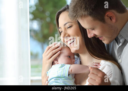 Porträt von einem stolzen Eltern mit ihrem Baby zu Hause Stockfoto