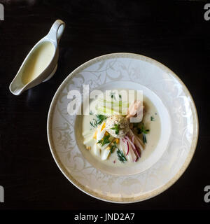 Okroschka mit Huhn und eine Kugel aus Senf Eis auf kefir Stockfoto