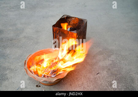 Menschen brennen Joss Papiergold und Silber-Papier für den Gottesdienst mit Papier gebildet, um Geld zu ähneln und als Opfer anbietet für beten zu Gott und Memo verbrannt Stockfoto