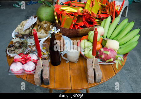 Thais zubereiten Opfergabe auf Tisch für beten Gott und Denkmal für Vorfahren in chinesischen Neujahr zu Hause am 28. Januar 2017 in Buenos Aires Stockfoto