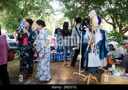 Thailändische Menschen und Fremde Reisende zu Fuß reisen und Einkaufen bei organischen Straßenmarkt im Garten am 29. Januar 2017 in Nakhon Ratchasima, Thailand Stockfoto