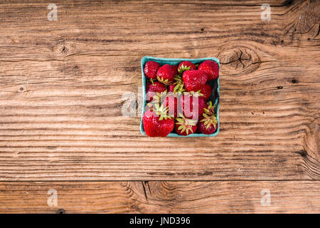 Kleinen Korb mit frischen Erdbeeren bereit, Essen Stockfoto