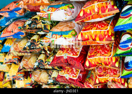 Pakete von Chips auf dem Display an Sari-Sari store, Rizal Avenue, Puerto Princesa, Palawan, Philippinen Stockfoto