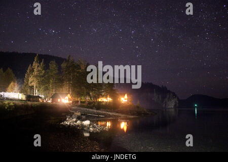 Langzeitbelichtung Nacht Foto von Sternen über Browns Bay RV Park auf Vancouver Island, British Columbia. Stockfoto