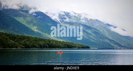 NELSON LAKES, NEW ZEALAND - 19.07.2016: die berühmte Nelson Lakes National Park in der Wintersaison von Neuseeland zu erkunden. Stockfoto