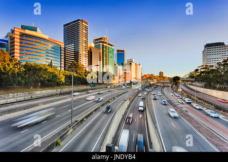 Sydney Warringah Autobahn durch Hochhäuser von North Sydney. Hoch moderne architektonische Bürotürme und serviced Apartments stehen risin Stockfoto