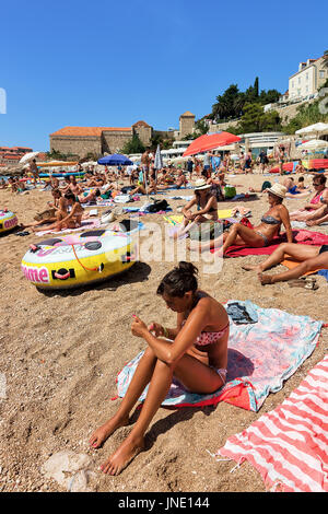 Dubrovnik, Kroatien - 20. August 2016: Frau am Strand an der Adria, Dubrovnik, Kroatien Stockfoto