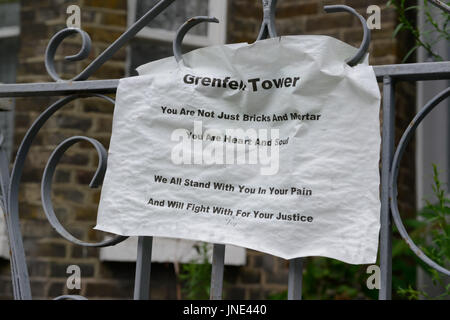 Grenfell Turm Ehrungen in der Nähe von einer lokalen Kirche in der Gegend. Stockfoto