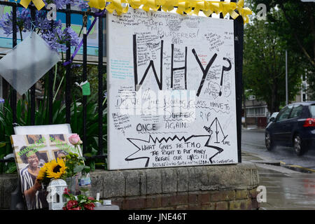 Grenfell Turm Ehrungen in der Nähe von einer lokalen Kirche in der Gegend. Stockfoto