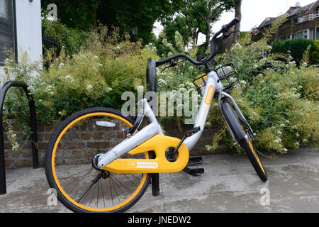 London, UK. 29. Juli 2017. Eine beschädigte oBike in Keramik Lane in London gefunden. Der Fahrradkorb ist voller Müll, der Sitz fehlt, und es gibt Müll in den Korb. Die Bike-sharing-dockless Fahrrad-Schema wurde erst vor kurzem nach London eingeführt. Andrew Steven Graham/Alamy Live-Nachrichten Stockfoto