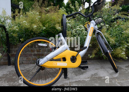 London, UK. 29. Juli 2017. Eine beschädigte oBike in Keramik Lane in London gefunden. Der Fahrradkorb ist voller Müll, der Sitz fehlt, und es gibt Müll in den Korb. Die Bike-sharing-dockless Fahrrad-Schema wurde erst vor kurzem nach London eingeführt. Andrew Steven Graham/Alamy Live-Nachrichten Stockfoto